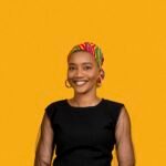 smiley femme africaine portant des accessoires traditionnels